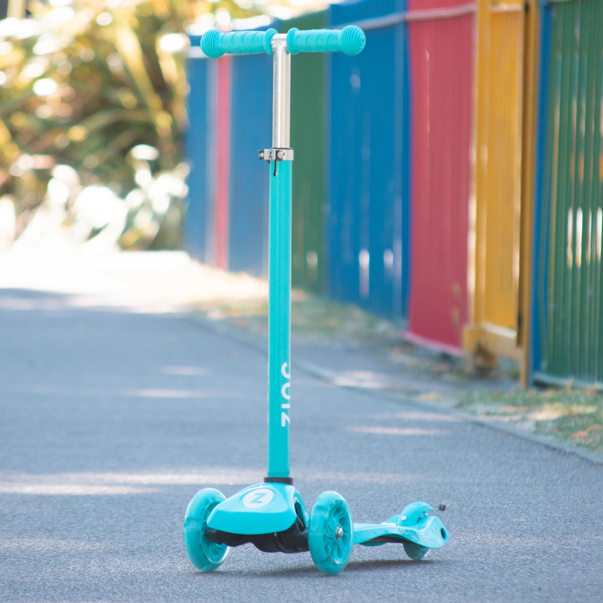Zinc Three Wheeled Light Up Star Scooter - Image 10